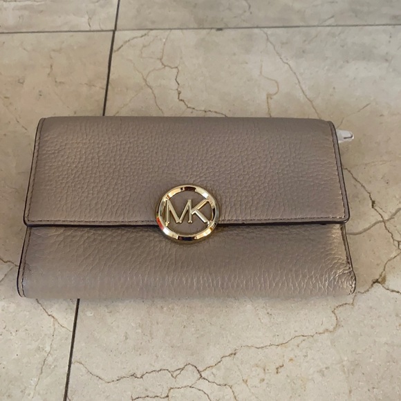 New Michael Kors wallet gray NWT - Picture 1 of 6